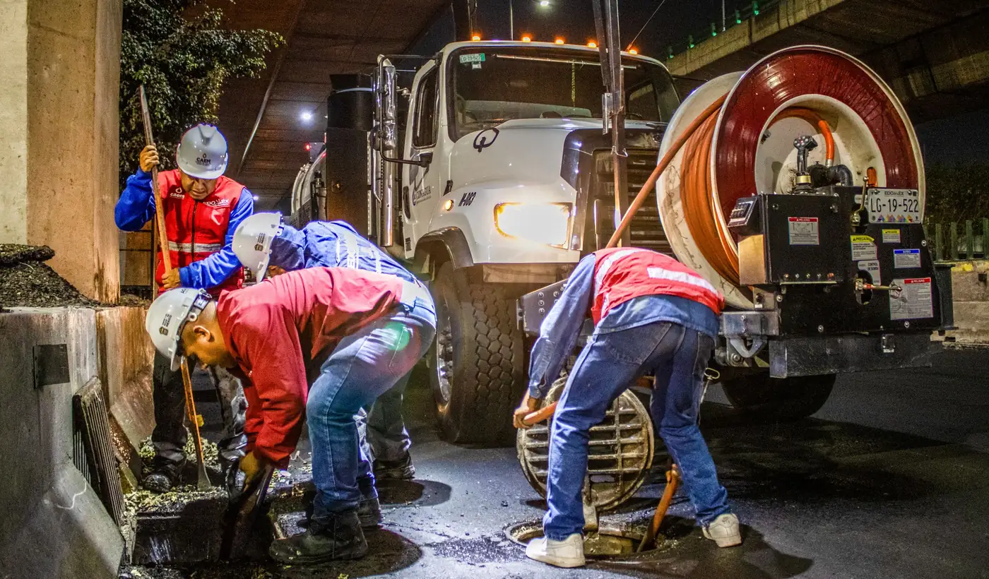 Gépi csatornatisztítás nagynyomású mosóval éjszaka
